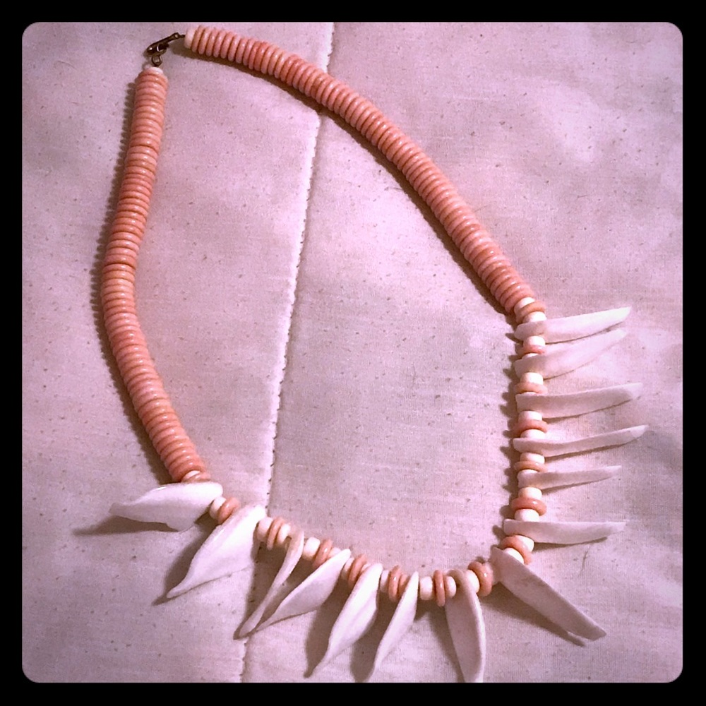 Vintage boho spikey seashell necklace EUC